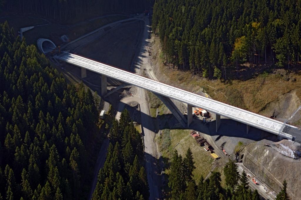Die Grubentalbrücke (Links: Das Norpdortal Tunnel Goldberg)